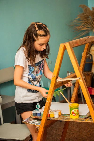 Sanat okulundaki derslerden bir dizi fotoğraf. Sanat okulu, çizim dersleri, yaratıcılık.