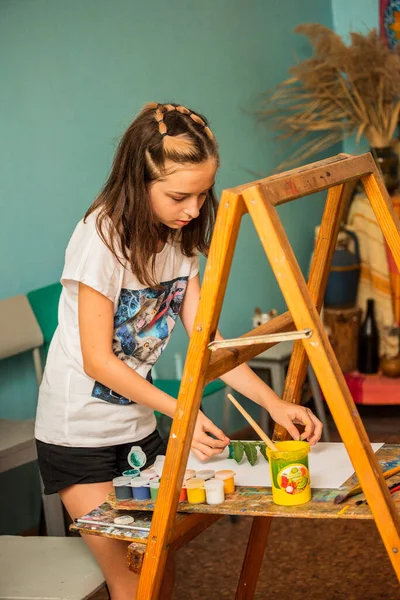 Sanat okulundaki derslerden bir dizi fotoğraf. Sanat okulu, çizim dersleri, yaratıcılık.