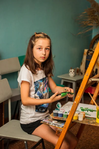 Sanat okulundaki derslerden bir dizi fotoğraf. Sanat okulu, çizim dersleri, yaratıcılık.