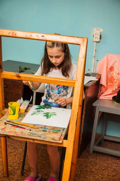 Sanat okulundaki derslerden bir dizi fotoğraf. Sanat okulu, çizim dersleri, yaratıcılık.