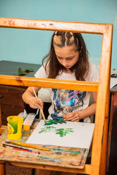 Sanat okulundaki derslerden bir dizi fotoğraf. Sanat okulu, çizim dersleri, yaratıcılık.