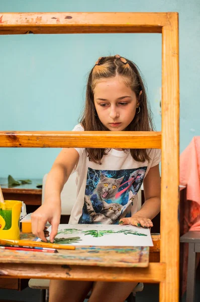 Sanat okulundaki derslerden bir dizi fotoğraf. Sanat okulu, çizim dersleri, yaratıcılık.