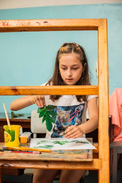 Sanat okulundaki derslerden bir dizi fotoğraf. Sanat okulu, çizim dersleri, yaratıcılık.