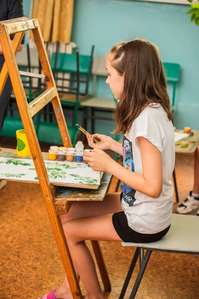 Sanat okulundaki derslerden bir dizi fotoğraf. Sanat okulu, çizim dersleri, yaratıcılık.