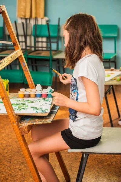 Sanat okulundaki derslerden bir dizi fotoğraf. Sanat okulu, çizim dersleri, yaratıcılık.