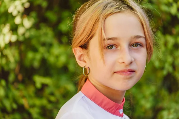 Tarafsız bir zeminde 9-10 yaşlarında bir kızın portresi. Liseli bir kızın yakın plan portresi. Bir liseli kızın yakın plan portresi.