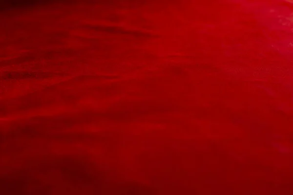 スエード生地の濃い赤マットの背景 クローズアップ シームレスなワインレザーのベルベットの質感 材料マクロを感じます 赤の質感 — ストック写真