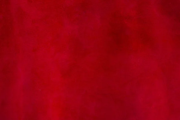スエード生地の赤いマットの背景 クローズアップ シームレスなワインレザーのベルベットの質感 材料マクロを感じます 赤の質感 — ストック写真