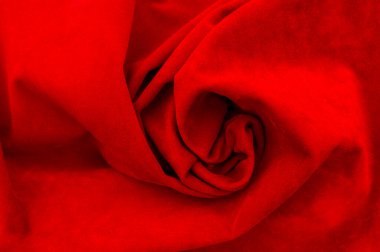 Süet kumaştan koyu kırmızı bir arka plan, yakın plan. Dikensiz şarap derisinin kadife dokusu. Keçeleşmiş makro. Kırmızı doku