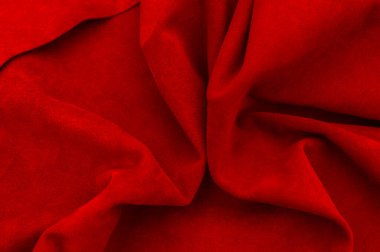 Süet kumaştan koyu kırmızı bir arka plan, yakın plan. Dikensiz şarap derisinin kadife dokusu. Keçeleşmiş makro. Kırmızı doku