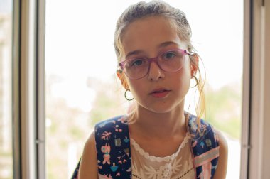 Okuldaki gözlüklü kız öğrenci portresi. Güzel, güzel, çekici, sevimli sarışın kızın yakın portresi. Okul konsepti. Bilgi, okul, ergen