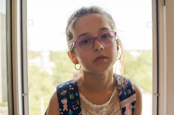 Κορίτσι Μαθήτρια Γκρο Πλαν Πορτρέτο Γυαλιά Στο Σχολείο Κοντινό Πορτραίτο — Φωτογραφία Αρχείου