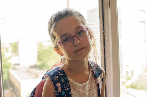 Mädchen Schulmädchen Nahaufnahme Porträt Brille Der Schule Nahaufnahme Porträt Der — Stockfoto