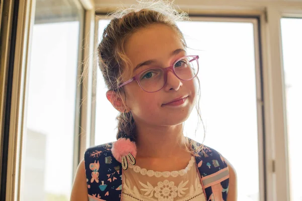 Okuldaki Gözlüklü Kız Öğrenci Portresi Güzel Güzel Çekici Sevimli Sarışın — Stok fotoğraf