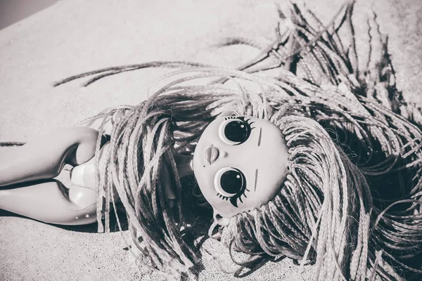 热带海滩上的洋娃娃宝宝平静的大海 在海滩上玩具娃娃 — 图库照片