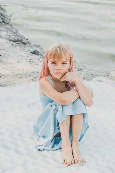 Niña Encantadora Sentada Cerca Del Río Niña Cerca Del Río — Foto de Stock