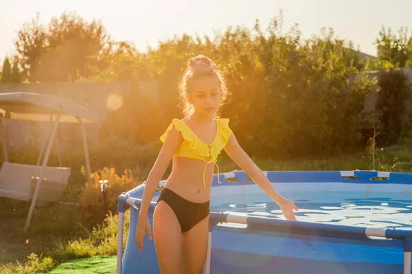 Copilărie Veselă Conceptul Relaxare Relaxează Lângă Piscină Zâmbeşte Adolescentă Fată — Fotografie, imagine de stoc