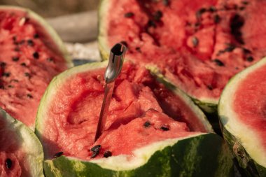 Karpuz yığını. Çiftçi pazarında bir yığın karpuz. Mevsimlik vitaminler. Bıçakla kesilmiş karpuz.