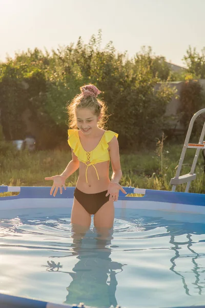 Una Infancia Alegre Concepto Relajación Relájate Junto Piscina Sonríe Adolescente —  Fotos de Stock