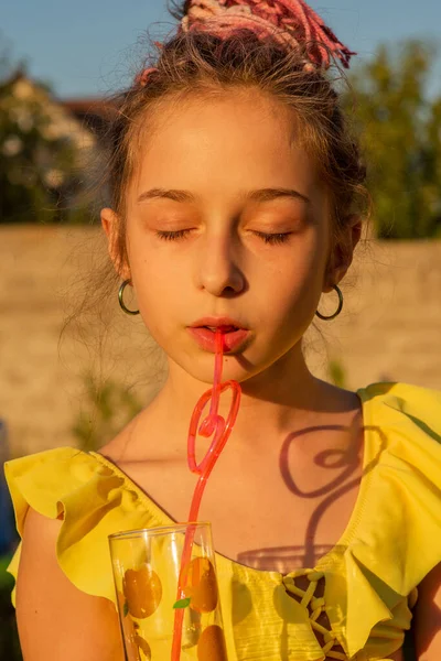 Beber Jugo Infantil Bar Piscina Vacaciones Familiares Verano Niña Sosteniendo —  Fotos de Stock