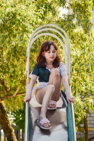 Linda garota em idade escolar com coloração de cabelo na moda. retrato  positivo. menina de 9 a 11 anos