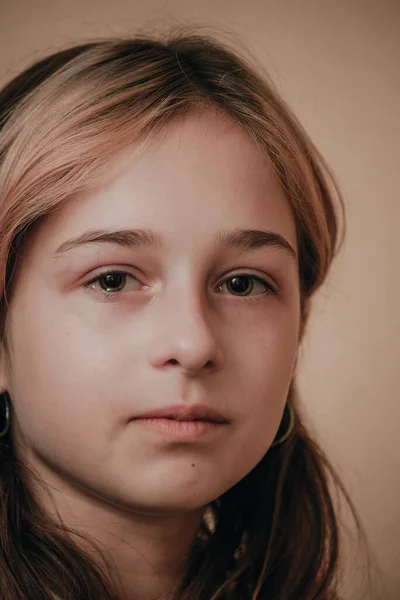 Πορτρέτο Του Μικρού Κοριτσιού Που Κλαίει Δάκρυα Κυλούν Στα Μάγουλά — Φωτογραφία Αρχείου