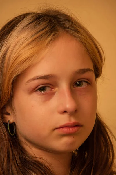 Retrato Una Niña Llorando Con Lágrimas Rodando Por Sus Mejillas —  Fotos de Stock