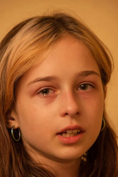 Retrato Uma Menina Chorando Com Lágrimas Rolando Pelas Bochechas Menina — Fotografia de Stock