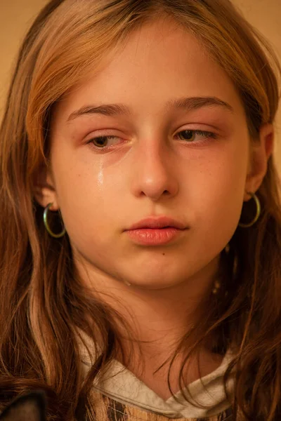 Retrato Uma Menina Chorando Com Lágrimas Rolando Pelas Bochechas Menina — Fotografia de Stock