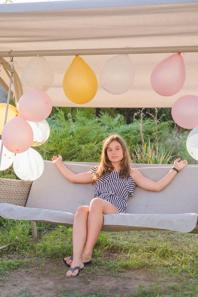 Teenager Girl Balloons Holka Balónky Svátky Narozeniny Šťastné Chvíle Životě — Stock fotografie