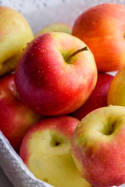 Beyaz arka planda sepetteki elmalar. Beyaz sepetteki elmalar