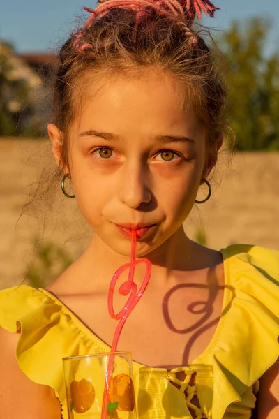 Enfant Boit Jus Dans Bar Piscine Vacances Été Famille Petite — Photo