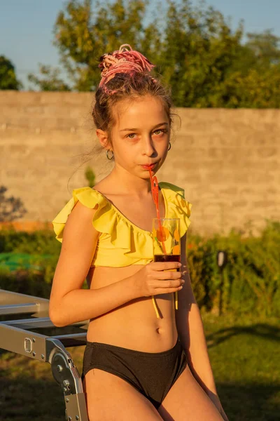 Beber Jugo Infantil Bar Piscina Vacaciones Familiares Verano Niña Sosteniendo —  Fotos de Stock