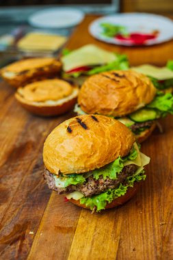 Tahta tahtada iki ev yapımı ızgara hamburger. Ev yapımı hamburgerler. Ev yapımı yemekler.