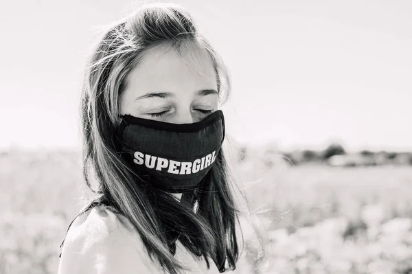Chica Con Una Máscara Protección Médica Epidemia Coronavirus Imagen Conceptual — Foto de Stock