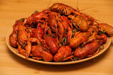 Tabakta kaynamış kerevit. Tabakta kaynamış kerevit. Yemek fotoğrafçılığı