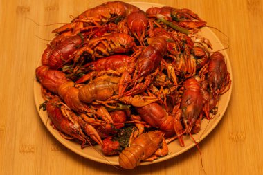 Tabakta kaynamış kerevit. Tabakta kaynamış kerevit. Yemek fotoğrafçılığı