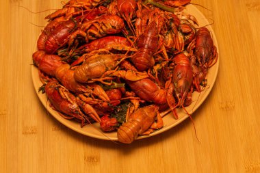 Tabakta kaynamış kerevit. Tabakta kaynamış kerevit. Yemek fotoğrafçılığı