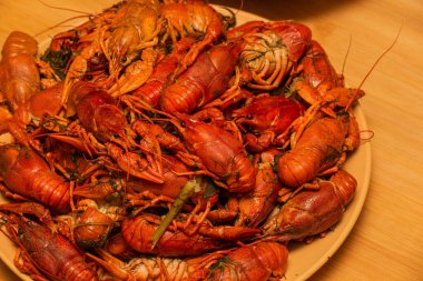 Tabakta kaynamış kerevit. Tabakta kaynamış kerevit. Yemek fotoğrafçılığı