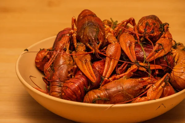 Tabakta kaynamış kerevit. Tabakta kaynamış kerevit. Yemek fotoğrafçılığı