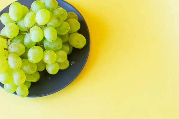 Uva Verde Plato Plato Con Uva Fresca Sobre Fondo Amarillo — Foto de Stock