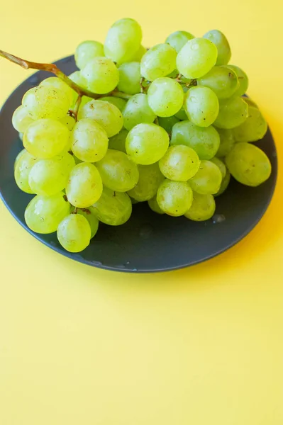 Uva Verde Plato Plato Con Uva Fresca Sobre Fondo Amarillo — Foto de Stock