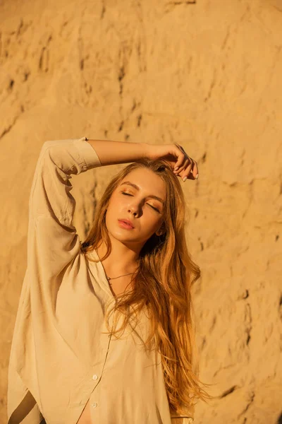 Chica Fondo Las Arenas Cielo Chica Con Una Camisa Beige —  Fotos de Stock