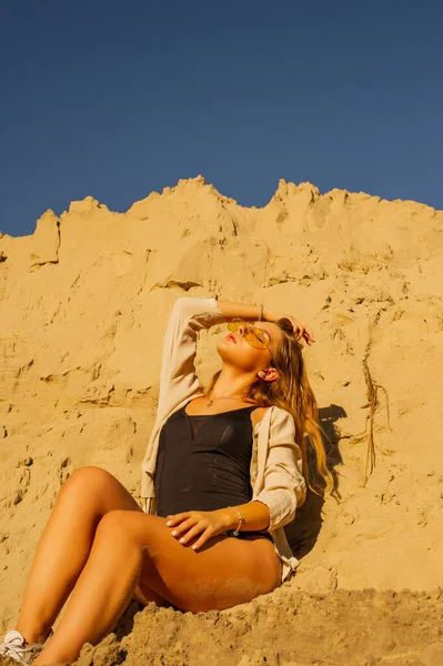Flicka Bakgrunden Sand Och Himmel Flicka Beige Skjorta Och Sand — Stockfoto