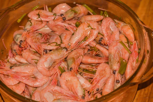 ガラス製の鍋でエビ 食品写真 健康食品 魚介類 — ストック写真