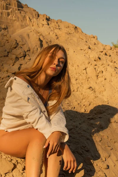 Mädchen Auf Dem Hintergrund Von Sand Porträt Eines Mädchens Junges — Stockfoto