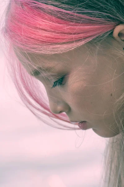 Портрет Маленької Дівчинки Красива Дівчина Позує Підліток Рожеве Волосся Концепція — стокове фото