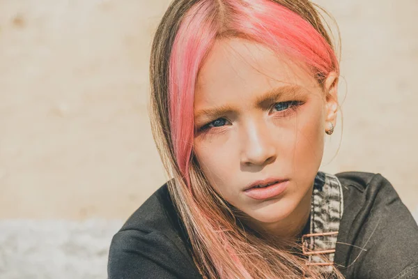 Портрет Маленької Дівчинки Красива Дівчина Позує Підліток Рожеве Волосся Концепція — стокове фото