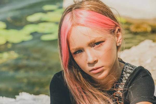 Retrato Uma Menina Menina Bonita Posando Adolescente Cabelos Cor Rosa — Fotografia de Stock