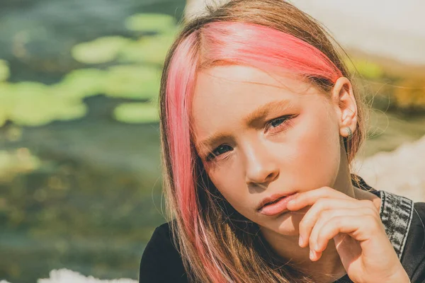 Retrato Una Niña Hermosa Chica Posando Adolescente Pelos Rosados Concepto — Foto de Stock